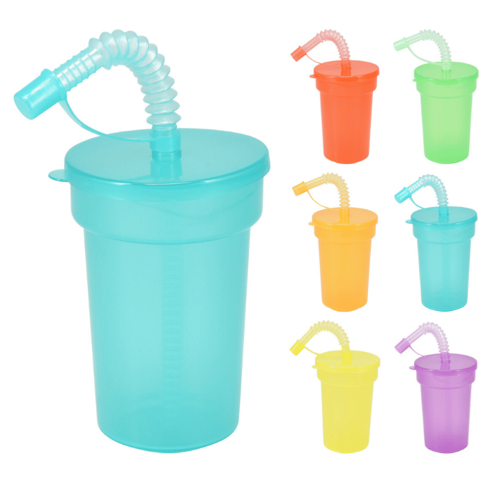 Plastikkopper med låg og sugerør til slush ice