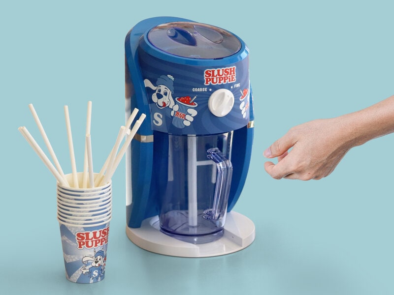 Slush Puppie slushicemaskine på 1,1 liter med papkopper