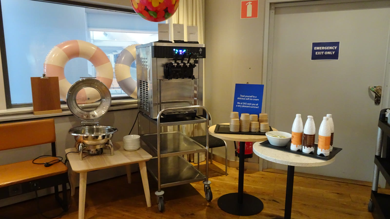 Softicemaskine med tre haner til chokolade, mix og vanilje, med bægre og softicemix ved siden af